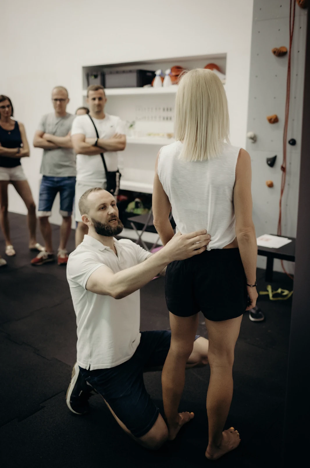 Tomasz Łukijaniuk podczas warsztatu - korekta postawy uczestniczki